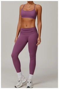 Détail du legging de yoga taille haute et de la brassière sport à col en U violet foncé