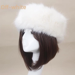 Détail du chapeau en fausse fourrure blanc cassé avec une texture épaisse et moelleuse