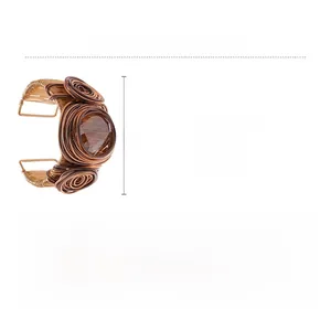 Détail du bracelet torsadé en fer avec verre facetté marron et dimensions du produit