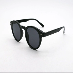 Klassische Retro-Rundrahmen-Sonnenbrille mit schwarzem Rand und dunkelgrauen Gläsern