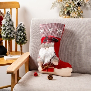 Detailansicht der flauschigen Weihnachtssocke mit Weihnachtsmann und Schneeflocken