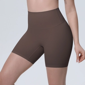 Détail du short de yoga taille haute café avec couture push-up et tissu élastique mat