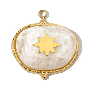 Vue détaillée d'un pendentif ovale en or avec pierre naturelle blanche et motif étoile