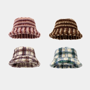 Détail de chapeaux bobs en peluche avec motifs à carreaux vintage et rayures