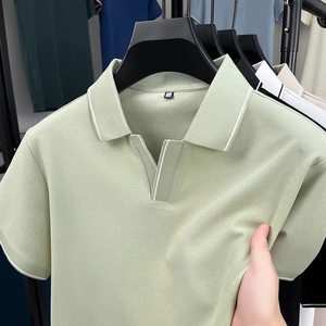 Nahaufnahme eines hellgrünen Strick-Poloshirts mit hoher Elastizität und weißem Kontrast