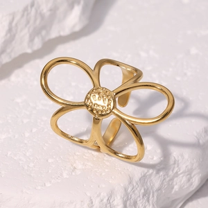 Anello aperto a fiore traforato placcato oro 18k su base di pietra bianca decorativa