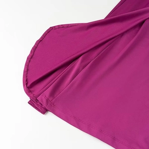 Gros plan détaillé montrant la couture surjetée sur le tissu violet de cette robe