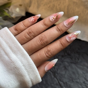 Rosa Ombre Mandel Kunstnägel mit Blumenmuster und dekorativen 3D-Schleifen