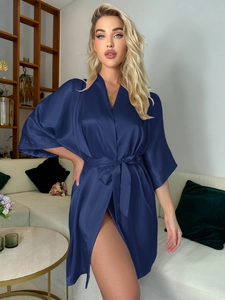 Détail d'un peignoir en satin bleu foncé élégant avec col en V et texture soyeuse et lisse