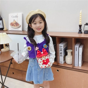 Red and white children's heart crossbody bag with bow and golden chain strap