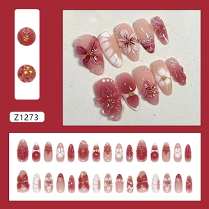 Faux ongles camélia 3D avec perles et dégradé de rouge de forme ovale