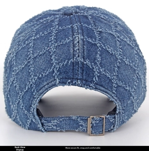 Détail arrière de la casquette en jean avec motif matelassé et boucle en métal