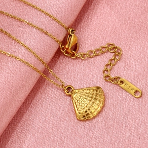 Élégant collier pour femme avec pendentif coquillage en acier titane plaqué or 18K