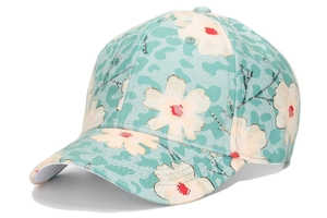 Gros plan détaillé d'une casquette de baseball à fleurs avec toile vert menthe