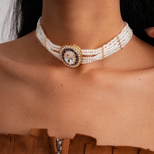 Eleganter mehrlagiger Perlen-Choker mit ovalem Kristall-Anhänger im Vintage-Stil für Damen