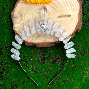 Couronne de cristal faite main avec quartz blanc et motif soleil sur mousse et bois