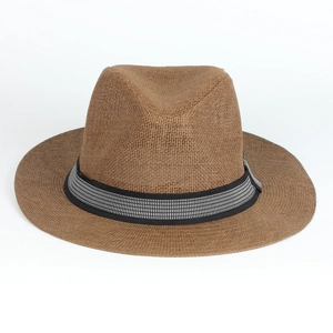 Dettaglio cappello fedora in paglia marrone con elegante nastro decorativo a quadretti b&n