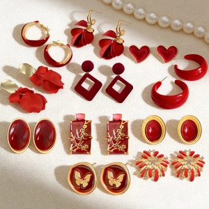 Ensemble festif de boucles d'oreilles rouges en forme de cœur et fleurs avec accents dorés