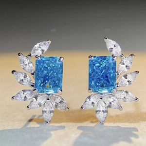 Orecchini a perno in argento S925 con gemma blu rettangolare e zirconi a marquise
