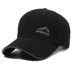 Casquette de baseball noire classique avec logo de sports de montagne pour le soleil.