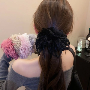 Plusieurs chouchous en fausse fourrure pelucheuse de couleurs variées sur fond doux
