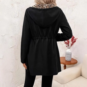 Rückansicht einer langen Damen-Kapuzenjacke mit Leopardenmuster und Kordelzug an der Taille