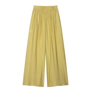 Détail du pantalon large taille haute en satin doré champagne avec taille élastique