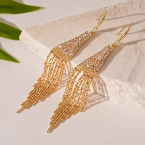 Boucles d'oreilles élégantes à pampilles dorées avec zircons triangles et fines chaînes