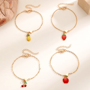 Dettaglio del set di gioielli con ciondoli a forma di ananas fragola ciliegia e mela