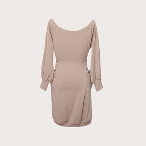 Nauwsluitende off-shoulder jurk van ribgebreide stof met veters aan de zijkant