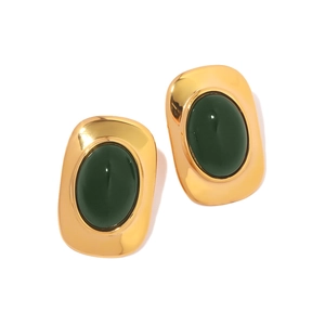 Boucles d'oreilles ovales vintage dorées avec pierre œil-de-chat verte sur fond blanc