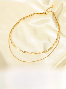 Vue détaillée du collier double épaisseur plaqué or 18 carats sur fond de soie