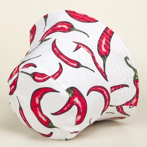 Dettaglio di un cappello alla pescatora bianco con stampa di peperoncino rosso e cuciture