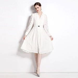 Robe longue blanche élégante avec détails en dentelle et ceinture en vue d'ensemble