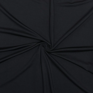 Gros plan sur un tissu en maille noire avec texture plissée spirale et drapé