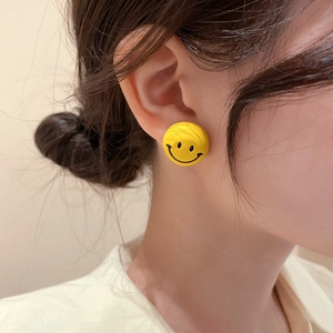 Lebhafte gelbe runde Smiley-Ohrhänger aus Harz für einen verspielten Look