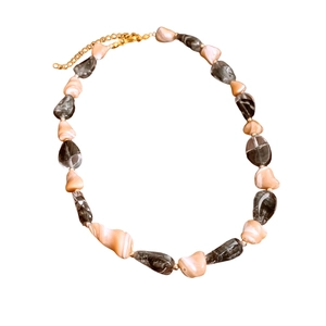 Collier en perles de coquillage rose irrégulières et perles gris fumé avec fermoir doré