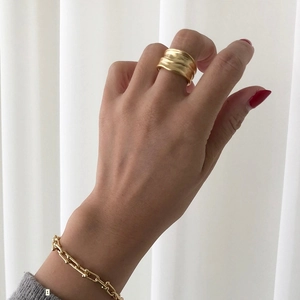 Minimalist 925 sterling silver gold wavy ring and U-link chain bracelet on model
