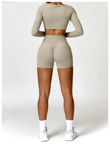 Vue détaillée du short taille haute à effet push-up en tissu doux beige clair