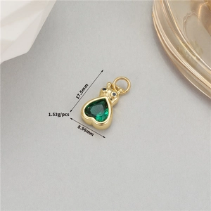 Vue détaillée du pendentif cœur vert avec bordure dorée incluant poids et dimensions