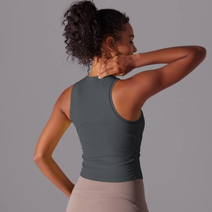 Détail du débardeur de yoga gris anthracite avec côtés froncés et tissu respirant