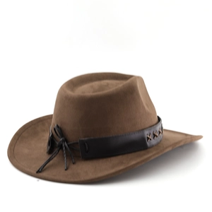 Détail d'un chapeau de cowboy marron foncé avec bande en cuir noir et pompon cousu