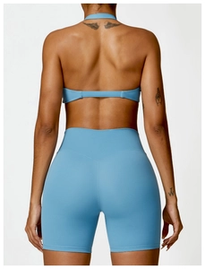 Vue arrière de l'ensemble de yoga bleu clair avec brassière dos nu et short gainant