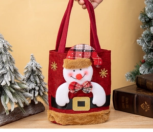 Détail du sac cadeau de Noël en toile rouge avec bonhomme de neige 3D et fourrure