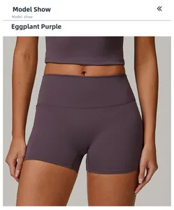 Dettaglio dei pantaloncini da yoga viola melanzana a vita alta con fascia elastica