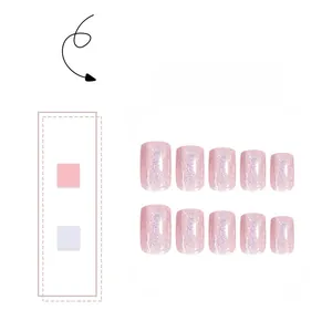 Détails macro des faux ongles œil de chat rose nude avec finition pailletée nacrée brillante