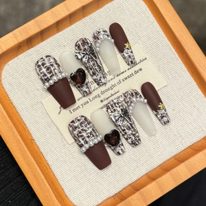 Uñas Postizas Hechas a Mano Estilo Ataúd Textura de Tweed Lazo Strass Perla Corazón Mate Marrón Crema Uñas Elegantes para Mujer