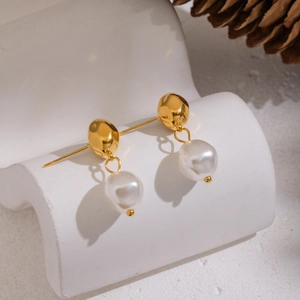 Orecchini vintage in acciaio inossidabile dorato con perle su base in pietra bianca