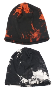Vue détaillée de deux bonnets en tricot tie-dye avec motifs marbrés noir-orange et noir-blanc