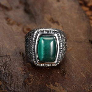 Vintage Herrenring aus Edelstahl mit rechteckigem grünem Katzenauge-Edelstein